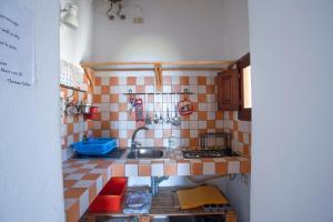 un modelo de cocina con fregadero en Case Vacanza Gia.no, en Stromboli