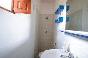 bagno con lavandino bianco e specchio di Case Vacanza Gia.no a Stromboli