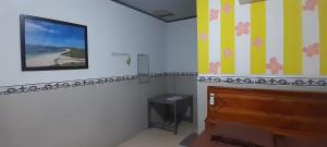 La salle de bains est pourvue d'une peinture murale et d'un piano. dans l'établissement Zian beaugoos homestay, à Ekas