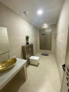 bagno con lavandino e servizi igienici di Le ruban d’or ad Azilal Altre 37 foto