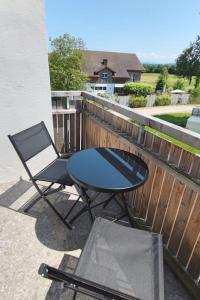 einen Tisch und einen Stuhl auf einer Terrasse in der Unterkunft Mini Huus im schönen Thurgau in Schönenberg