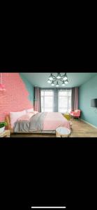 Schlafzimmer mit einem Bett und einem Deckenventilator in der Unterkunft Shanghai 80s Waiting Hostel in Shanghai