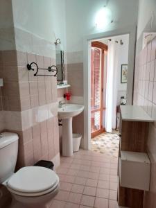 Arenella Beach Rooms في أرينيلا: حمام مع مرحاض ومغسلة