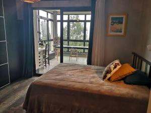 1 dormitorio con 1 cama grande y balcón en Villa 10 p.Brando 170 m2 vue mer panoramique en Brando