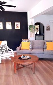 - un salon avec un canapé et une table basse dans l'établissement Jonty Villa, Mazotos, à Larnaka