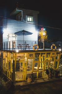 a restaurant with an umbrella on the side of a building at 宜蘭81 Boat輕旅 寵物友善 小團體包棟 獨棟villa in Jiaoxi