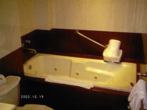 a bathroom with a bath tub with a roll of toilet paper at Casa del Agua in Guanajuato