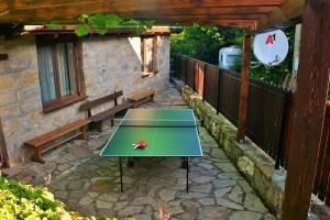 Stolní tenis v ubytování Къща край реката/ House by the river nebo okolí