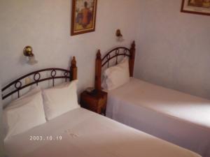 two beds sitting next to each other in a bedroom at Casa del Agua in Guanajuato