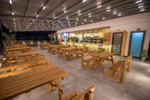 un restaurante vacío con bancos y mesas de madera en Belci City Residence, en Fethiye