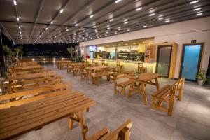 ein leeres Restaurant mit Holzbänken und Tischen in der Unterkunft Belci City Residence in Fethiye