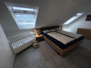 a small bedroom with a bed and a skylight at SO Apartment Steyr in Sankt Ulrich bei Steyr