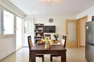 cocina y comedor con mesa y sillas en Aspalathos dream apartment, en Split