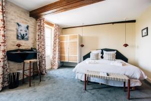 - une chambre avec un grand lit et une fenêtre dans l'établissement Castel de Très Girard - Teritoria, à Morey-Saint-Denis