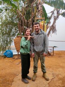 een man en een vrouw die poseren voor een foto bij Indigenous homestay 1- Trek- Vegetarian- Bus in Yên Bái