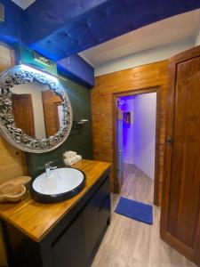 uma casa de banho com um lavatório e um espelho em Pondanu Cabins By The Lake em Bedugul