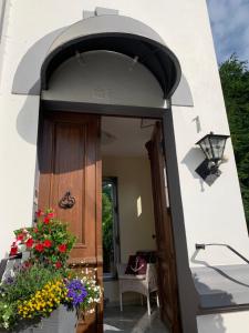 uma entrada para uma casa com flores na porta em Townhuus No. 1 / Dieksee em Malente