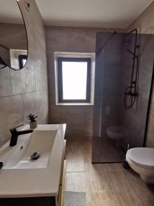 Studio Luna في بال: حمام مع حوض ومرحاض ومرآة