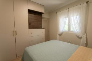1 dormitorio con 1 cama, vestidor y ventana en Country Homes Dujeva en Rijeka Crnojevića