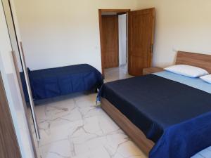 um pequeno quarto com uma cama e uma cadeira em Il papavero verde em Lucignano