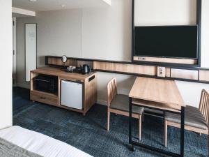 TV a/nebo společenská místnost v ubytování REF Kansai Airport by VESSEL HOTELS