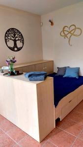 een slaapkamer met een bed en een tafel met bloemen bij Vila La Perla in Kutná Hora
