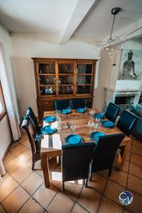 Ресторан / где поесть в Villa le Thor Piscine Billard Sauna et Jacuzzi