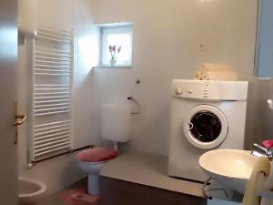 Kúpeľňa v ubytovaní Holiday Home in Senj with Pool near Beach