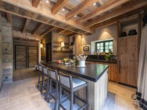 Küche/Küchenzeile in der Unterkunft Superbe ferme rénovée en chalet de luxe en PLEINE NATURE