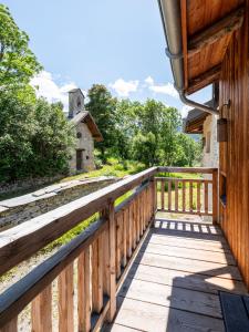 Ein Balkon oder eine Terrasse in der Unterkunft Superbe ferme rénovée en chalet de luxe en PLEINE NATURE