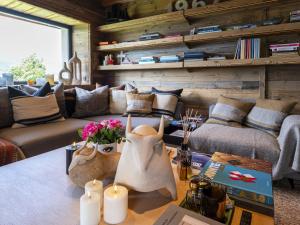 Ein Sitzbereich in der Unterkunft Superbe ferme rénovée en chalet de luxe en PLEINE NATURE