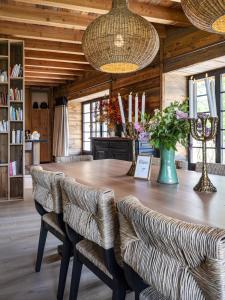 Die Bibliothek im Chalet