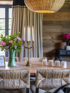 Ein Sitzbereich in der Unterkunft Superbe ferme rénovée en chalet de luxe en PLEINE NATURE