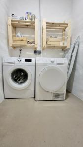een wasruimte met een wasmachine en een wasmachine bij Apartments Forum in Pula