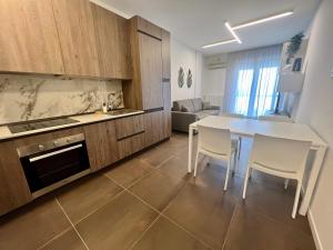 uma cozinha com mesa e cadeiras num quarto em Kristall Lago Residence em Desenzano del Garda