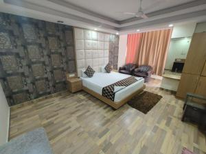 um quarto com uma cama e uma sala de estar em HOTEL RAHI. em Ranchi