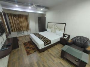 1 dormitorio con 1 cama grande y 1 sofá en HOTEL RAHI., en Ranchi