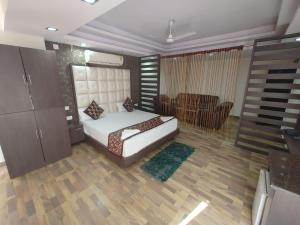 um quarto com uma cama e uma sala de estar em HOTEL RAHI. em Ranchi