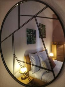コルマールにあるMaison 1708 - rue du canard - city center Colmarのベッドルーム(ベッド1台、鏡付)