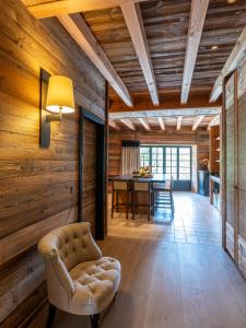 Ein Sitzbereich in der Unterkunft Superbe ferme rénovée en chalet de luxe en PLEINE NATURE