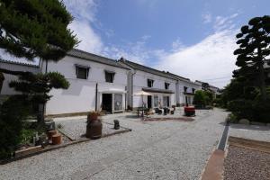 a white building with a courtyard with a patio at 銅の夢 in Ōmama