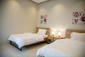 Voodi või voodid majutusasutuse شاليهات المرفأ Almarfa Resort toas