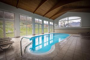 uma grande piscina numa casa com janelas em Gasthof zur Wachau em Hofarnsdorf