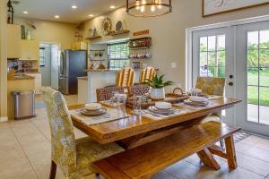 uma cozinha e sala de jantar com uma mesa de madeira e cadeiras em Clewiston Bluegill Home Rental with Fishing Pond! em Clewiston