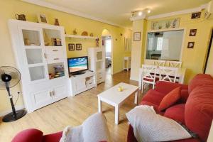 TV a/nebo společenská místnost v ubytování Boliches House! Beach 200m Wifi