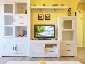 TV a/nebo společenská místnost v ubytování Boliches House! Beach 200m Wifi