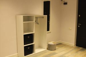 Апартаменты на Сабуртало في تبليسي: غرفة مع خزانة بيضاء مع ثلاثة رفوف