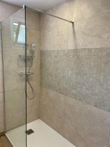 une douche avec une porte vitrée dans une salle de bain dans l'établissement Villa Ancône, à Calcatoggio 68 autres photos