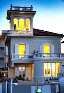 Casa blanca con balcón en la parte superior. en Villa La Torretta Luxury B&B - Adults Only - en Rímini