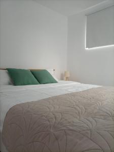 Giường trong phòng chung tại Tiny Village Mamaia Nord - House 4 +11 ảnh